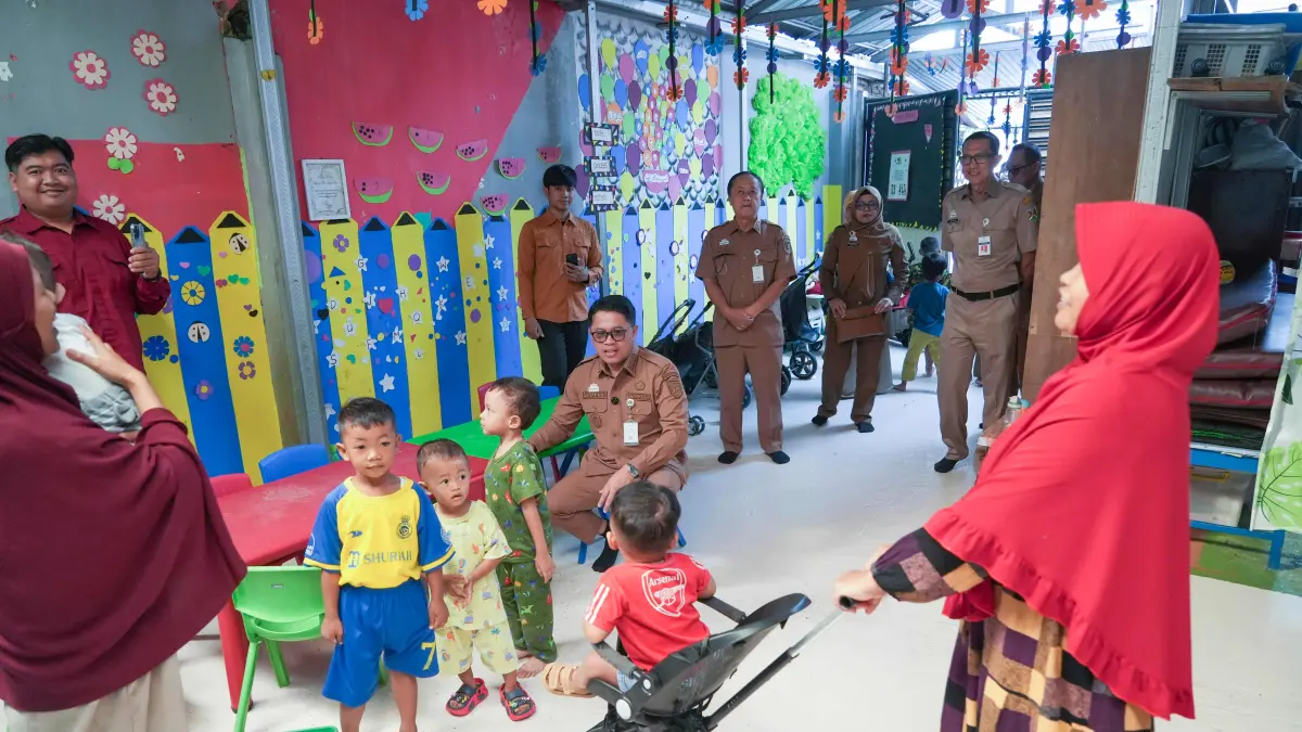 Wali Kota Magelang bersama wakil dan jajarannya saat mengunjungi sejumlah daycare, Senin (12/5).