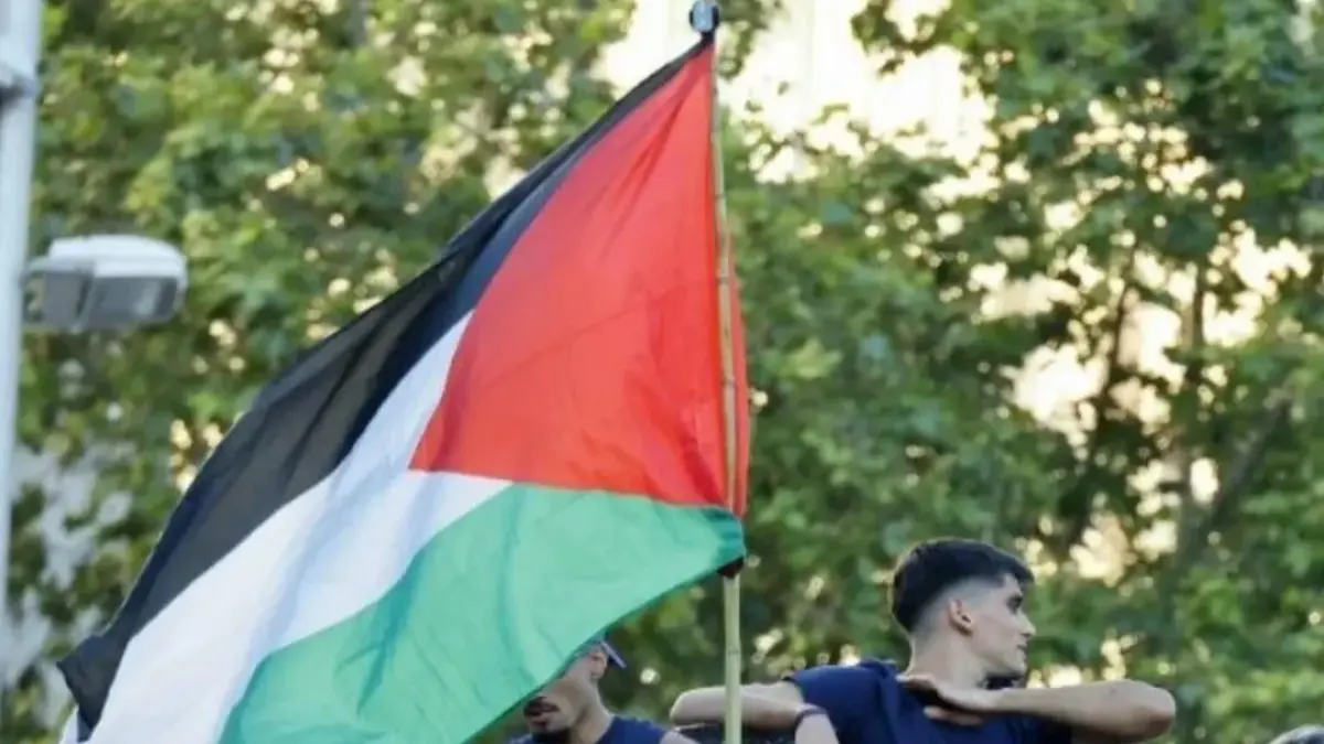 Bendera Palestina berkibar saat parade kemenangan Barcelona sebagai juara La Liga.