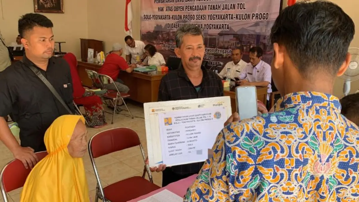 CAIR: Warga Padukuhan Clawer menerima ganti rugi Tol Jogja YIA. (ANOM BAGASKORO/RADAR JOGJA)