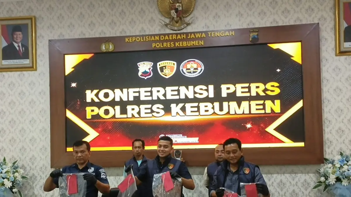 Kasat Reskrim Polres Kebumen AKP Kanzi Fathan menunjukkan barang bukti atas kasus penganiayaan yang dilakukan Sugeng, 29, warga Desa Jogomulyo, Kecamatan Buayan. Tersangka nekat menganiaya istri dan mertuanya hingga kehilangan nyawa. (M Hafied/Radar Jogja)