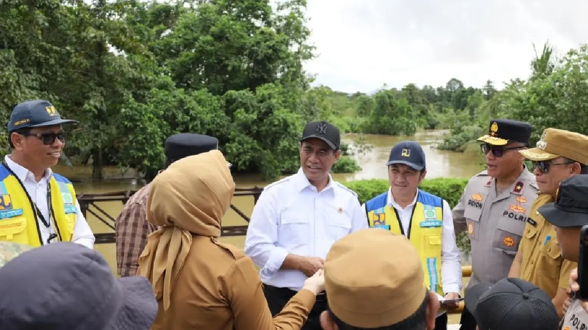 PEDULI:  Menteri Pertanian (Mentan) Andi Amran Sulaiman (kemeja putih) saat menyalurkan bantuan senilai kurang lebih Rp 10 miliar untuk mempercepat pemulihan warga dan sektor pertanian terdampak banjir di Sulawesi Tenggara (Sultra), Selasa (12/5/2026) (ISTIMEWA)