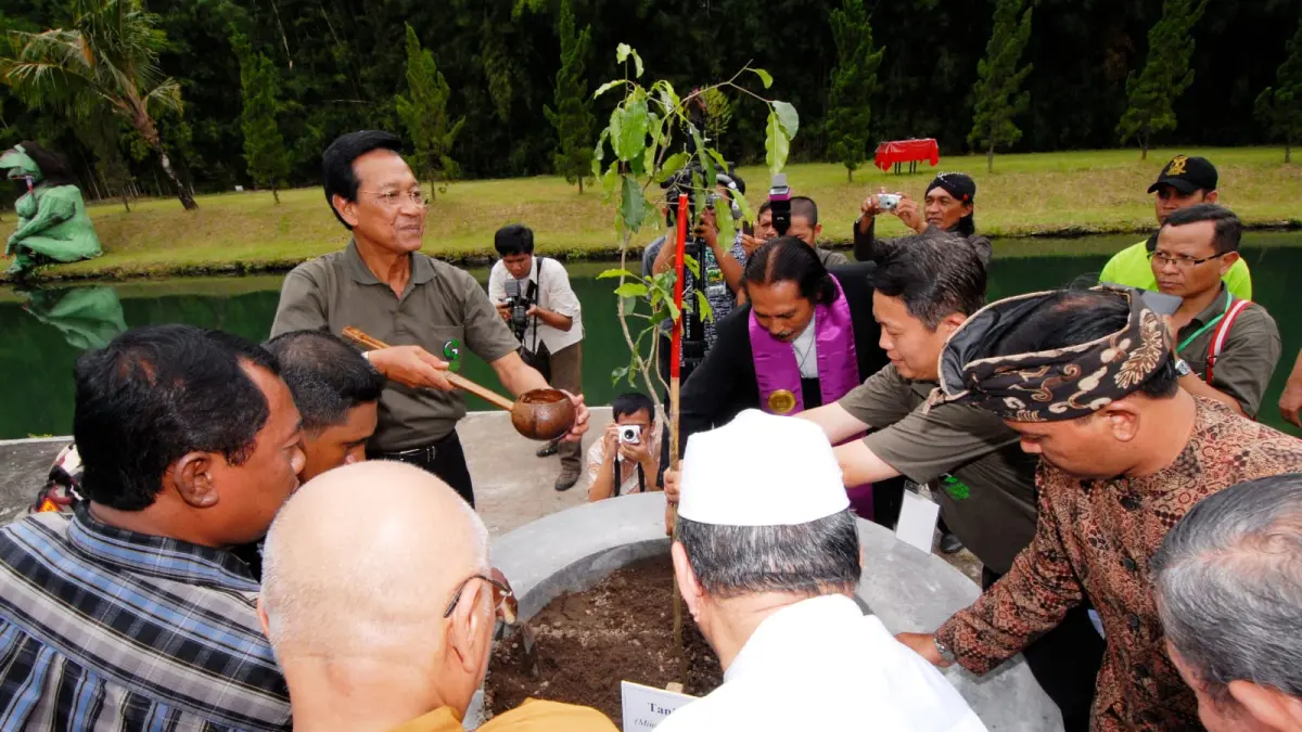 Gubernur DIY, Sri Sultan Hamengkubuwono X beserta 6 tokoh agama melakukan penanaman pohon di Monumen Hayati, terletak di kawasan Banyumili Resto di Kwarasan, Nogotirto, Gamping, DIY.