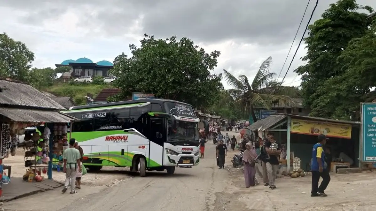 Kawasan Pantai Indrayanti dipadati wisatawan. (Yusuf Bastiar/Radar Jogja)
