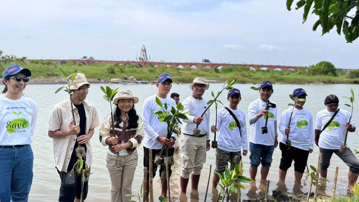 Kolaborasi Astra Motor Yogyakarta dengan Yayasan Ciptaloka Foundation melalui program “TUMBUH : Tanam Untuk Masyarakat, Bangun Untuk Harapan” yakni kegiatan penanaman mangrove dan pembersihan sampah di Pantai Pandansimo, Bantul (9/5).