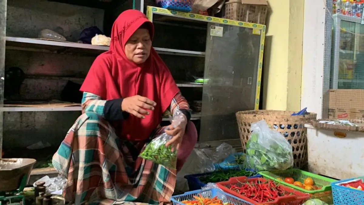 MAHAL: Pedagang Pasar Kalurahan Sentolo melayani pembeli. (ANOM BAGASKORO/RADAR JOGJA)