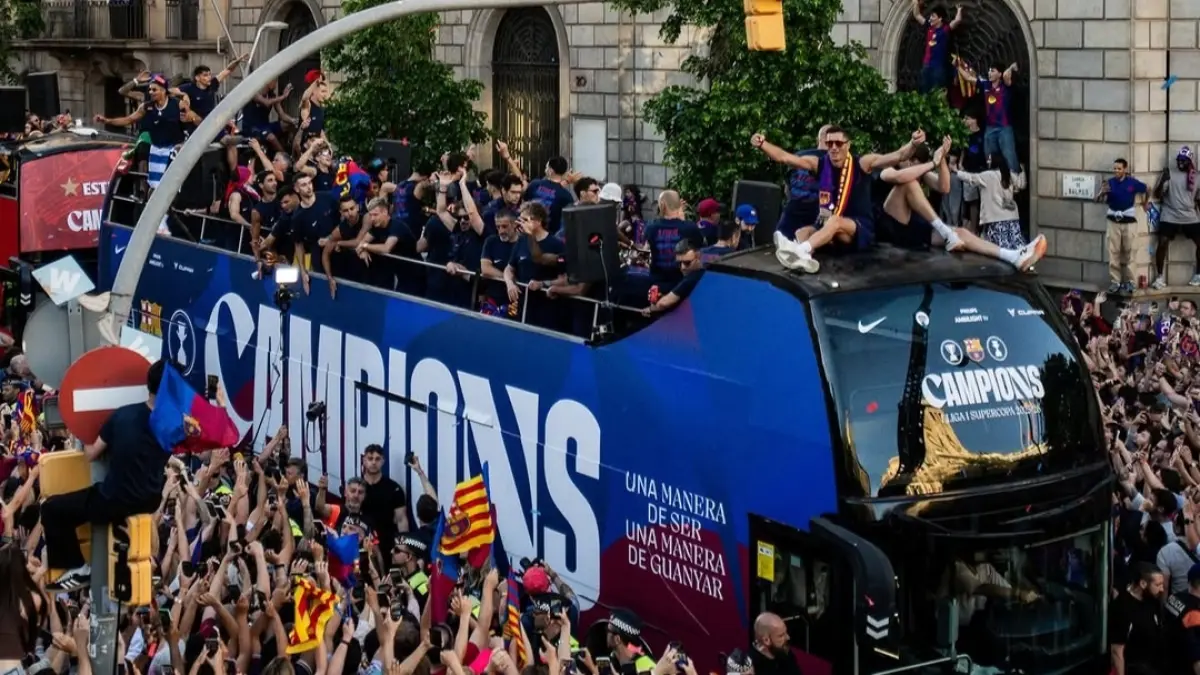 Momen parade Barcelona merayakan gelar Juara La Liga bersama para suporter.
