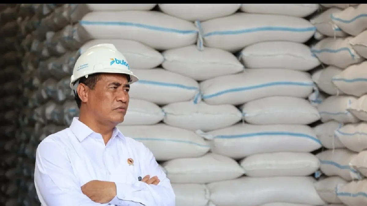 MELIMPAH: Menteri Pertanian Andi Amran Sulaiman menegaskan stok beras nasional saat ini berada dalam kondisi aman dan melimpah. Hal tersebut disampaikan Mentan Amran saat menghadiri kegiatan Dialog Swasembada Pangan di Gudang Bulog Romokalisari, Surabaya, Jawa Timur, Rabu (13/5/2026).