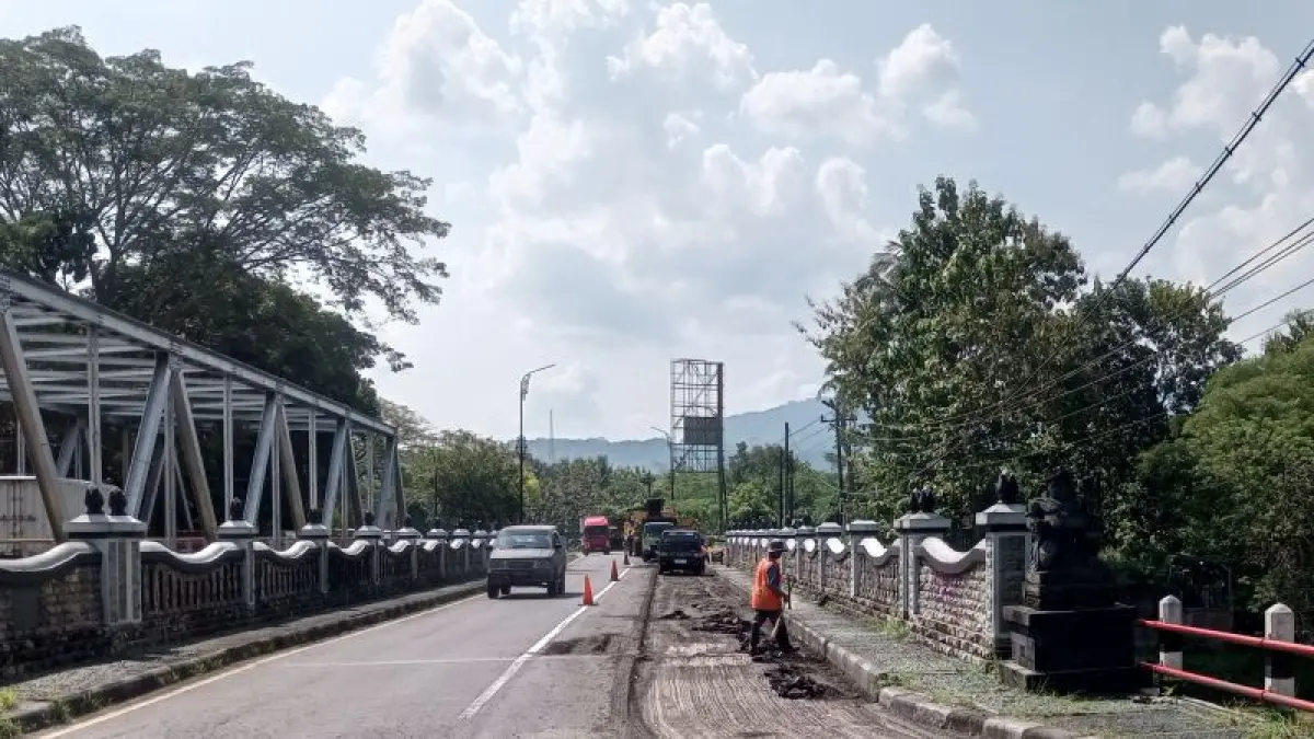 Pekerja sedang memperbaiki aspal jembatan di salah satu jembatan di akses utama Jalan Jogja-Wonosari. (Yusuf Bastiar/Radar Jogja)