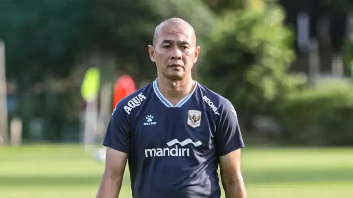 Pelatih timnas U17 Indonesia Kurniawan Dwi Yulianto saat memimpin latihan terbuka di Lapangan A Kompleks Gelora Bung Karno, Jakarta, Jumat (24/4/2026). (Salman Toyibi/Jawa Pos)
