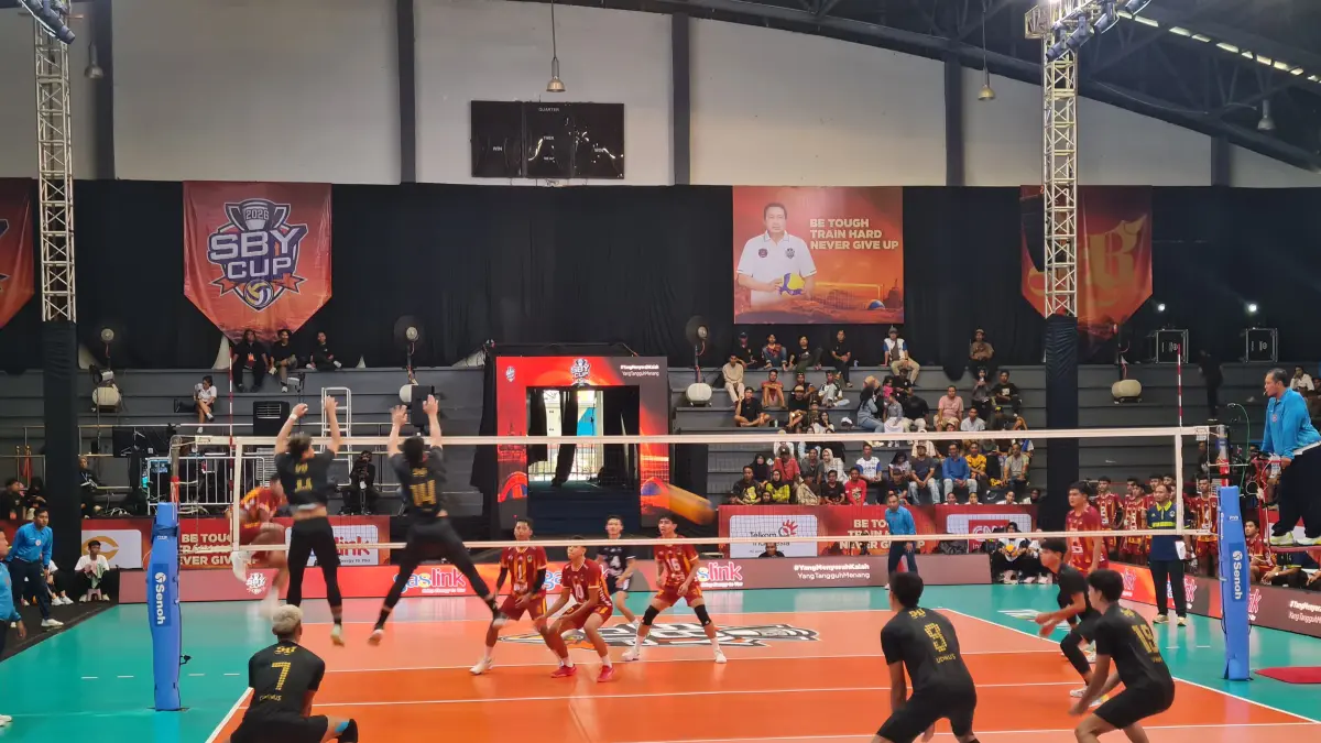 Pertandingan voli di GOR Samapta berlangsung sengit, Rabu (13/5).