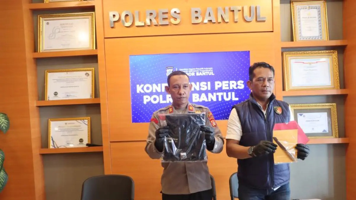 Petugas kepolisian sedang memegang barang bukti tindakan yang dilakukan oleh istri berinial AF kepada suaminya berinisal S.&nbsp;(Dokumentasi Polres Bantul)