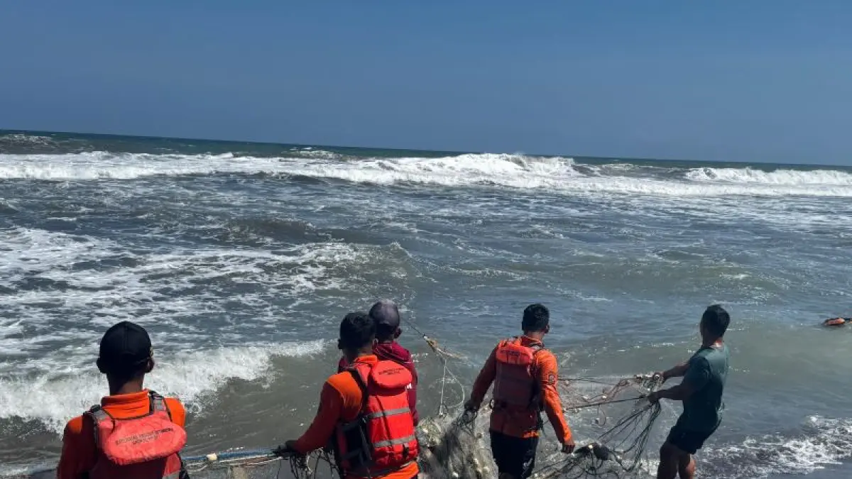 Petugas sedang mencari korban laka laut di Pantai Baru. (Dokumentasi SRI Wilayah IV Pantai Samas-Pantai Baru)