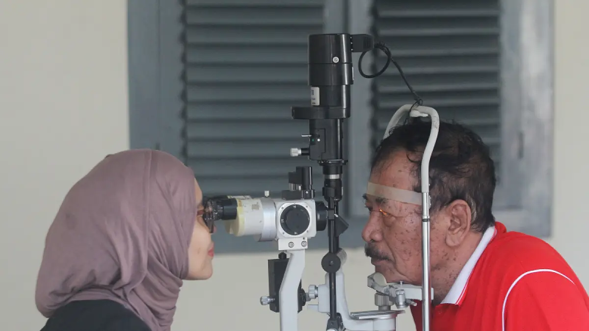 Sejumlah warga lanjut usia (lansia) memeriksakan kesehatan mata melalui layanan dari RS Mata Dr. YAP saat peringatan Hari Lanjut Usia Nasional (HLUN) di kompleks Museum Benteng Vredeburg, Rabu (13/5/2026).  Guntur Aga Tirtana/Radar Jogja