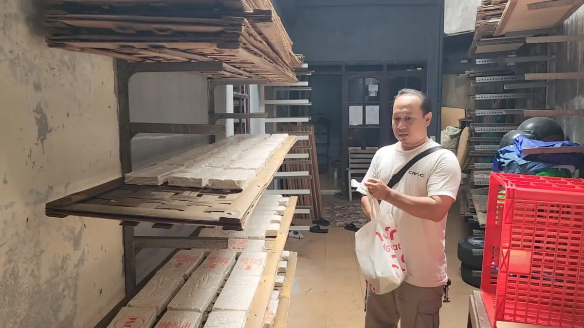 Toni Affandi, pemilik usaha Produksi Tempe Murni Ibu Nur Cahyo saat ditemui di rumah usahanya yang beralamat di Kelurahan Warungboto, Umbulharjo, Kota Jogja, Rabu (13/5/2206). (IWAN NURWANTO/Radar Jogja)&nbsp;