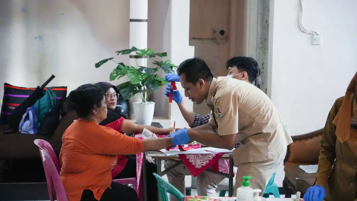 Warga mendapat layanan kesehatan di&nbsp;Posyandu Kenanga di Karang Lor, Kecamatan Magelang Selatan.