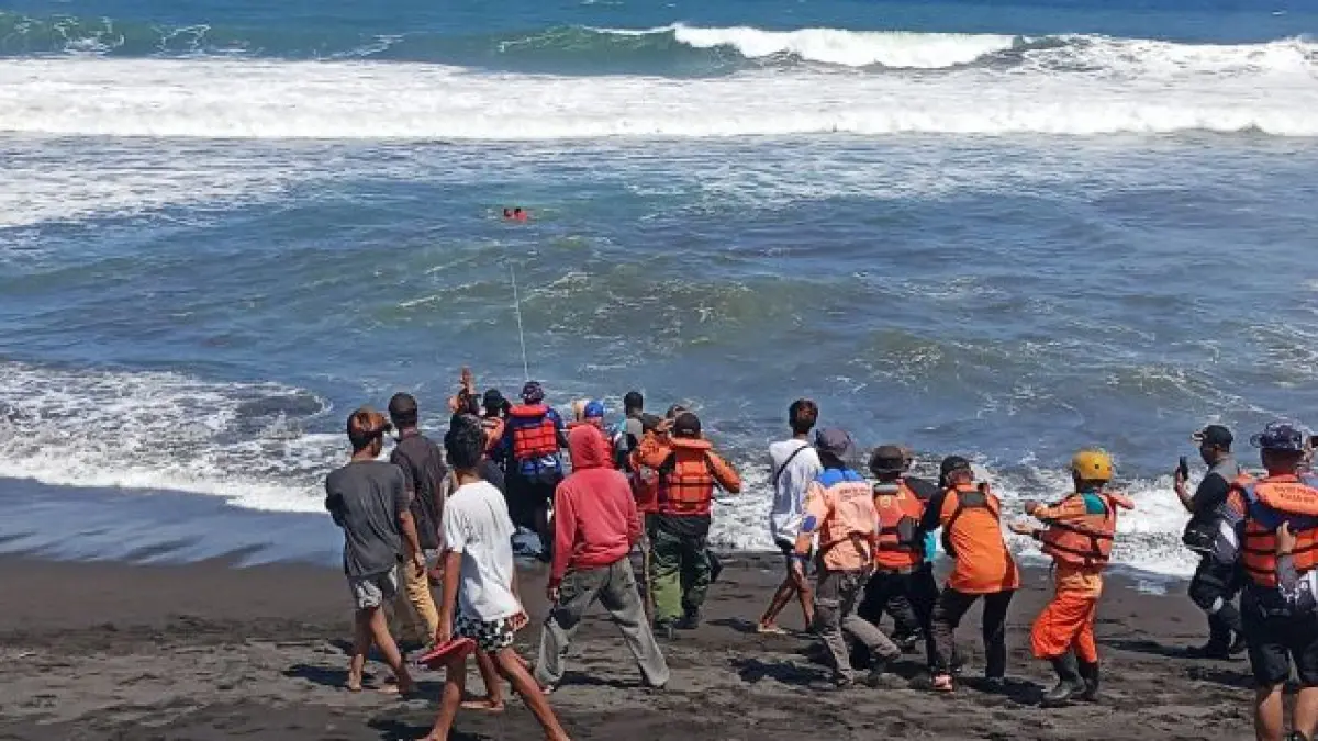 DITEMUKAN: Proses evakuasi nelayan tenggelam di kawasan Pantai Baru Kabupaten Bantul, Kamis (14/5/2026). (Humas Basarnas DIY)