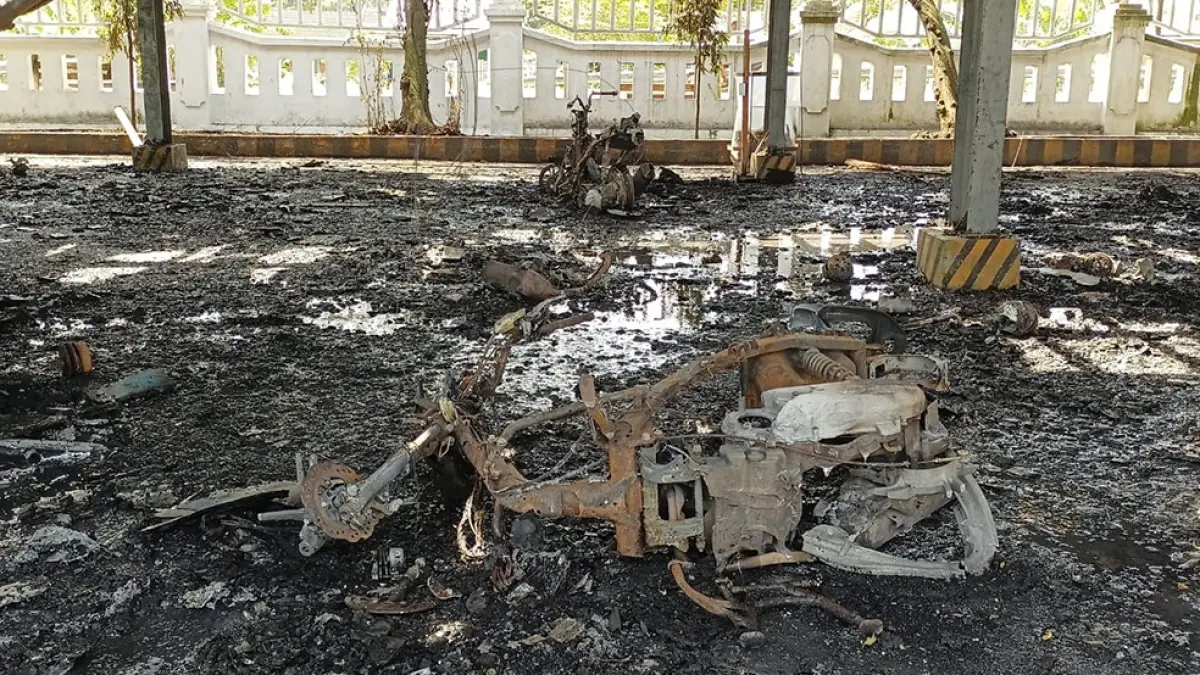 HANGUS : Kondisi area parkir PT Arami Jaya setelah terbakar hebat pada Kamis (14/5) pagi. Ratusan motor milik karyawan dilaporkan hangus terbakar dalam peristiwa tersebut.&nbsp; M. Hafied/Radar Jogja
