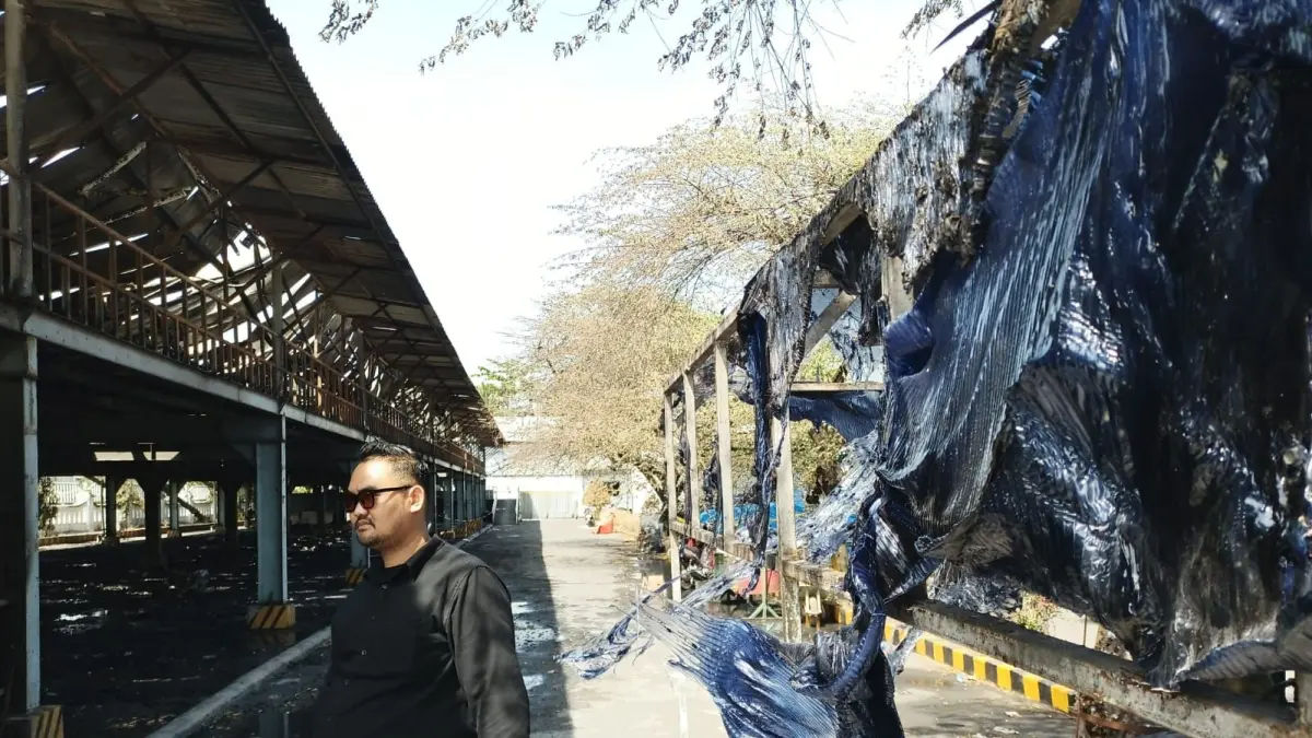 HANGUS : Kondisi area parkir PT Arami Jaya setelah terbakar hebat pada Kamis (14/5) pagi. Ratusan motor milik karyawan dilaporkan hangus terbakar dalam peristiwa tersebut. (M Hafied/Radar Jogja)