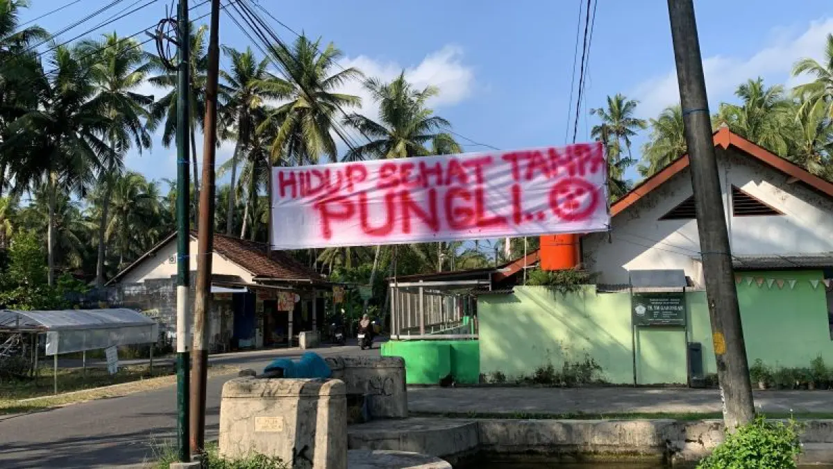 KRITIK: Warga Kalurahan Garongan memasang spanduk sindiran ke Lurahnya. (ANOM BAGASKORO/RADAR JOGJA)