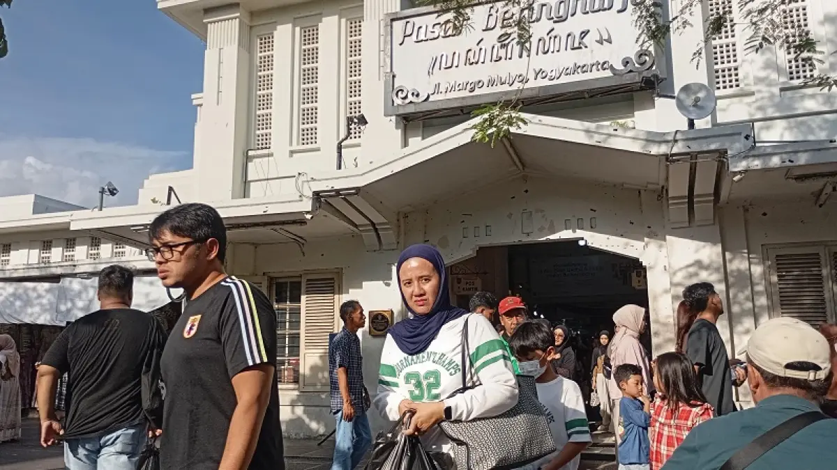 MASIH LENGANG: Suasana di kawasan Malioboro dan Pasar Beringharjo pada Kamis (14/5/2026). IWAN NURWANTO/RADAR JOGJA
