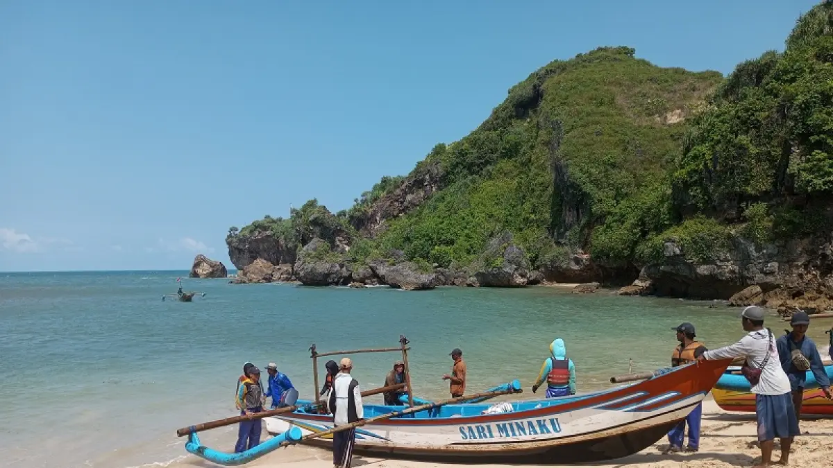 Nelayan Pantai Ngrenehan Gunungkidul sedangkan mengangkat perahu jungkong seusai digunakan melaut. Yusuf Bastiar/Radar Jogja

&nbsp;