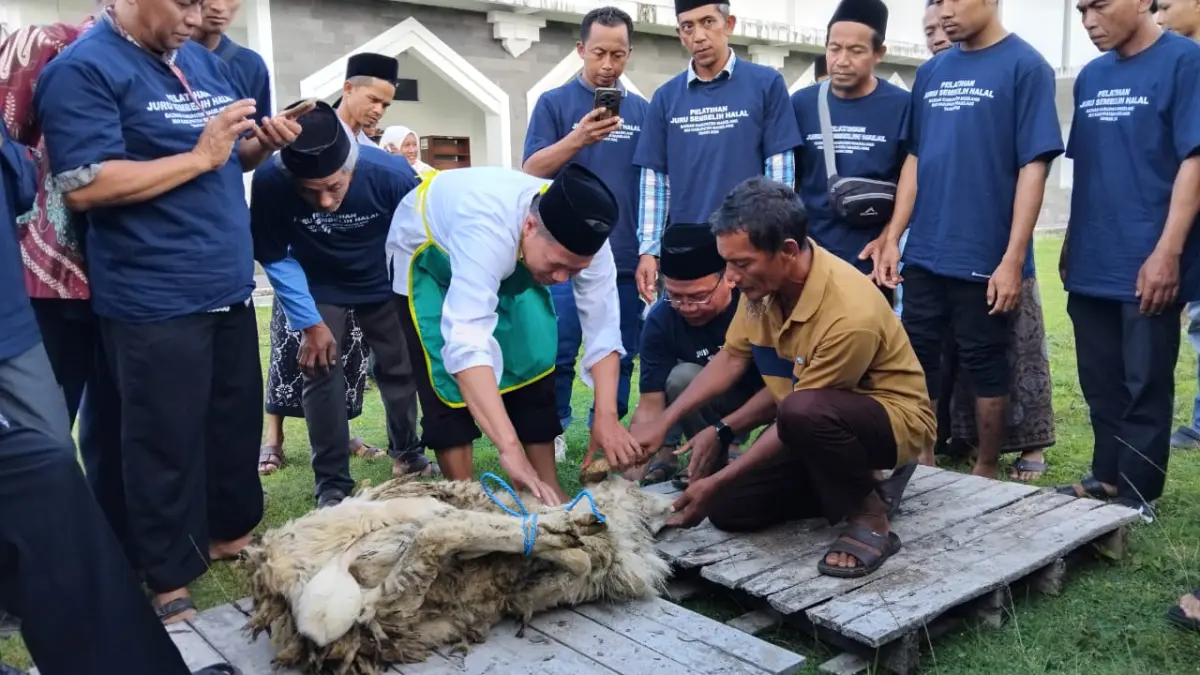Para peserta tampak semangat mengikuti seluruh rangkaian kegiatan pelatihan juru sembelih halal.