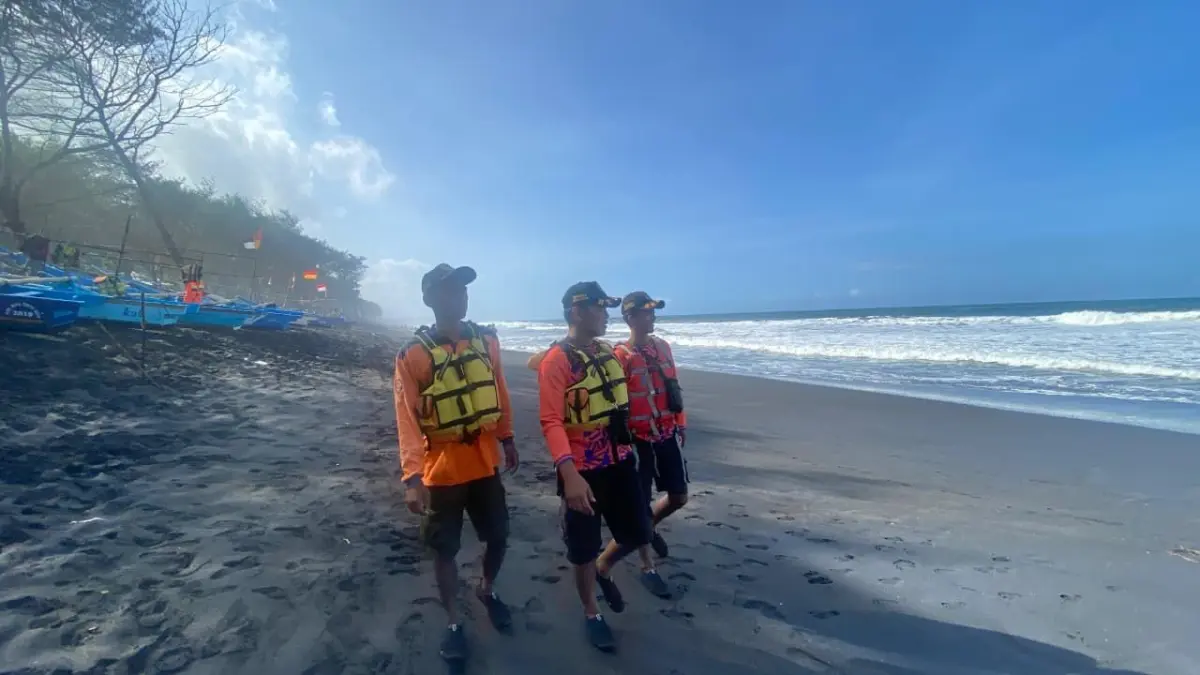 PENCARIAN: Tim SAR sedang menyisir tepian pantai untuk mencari nelayan yang tenggelam di Pantai Baru Kamis (14/5)&nbsp;- Cintia Yuliani/Radar Jogja
