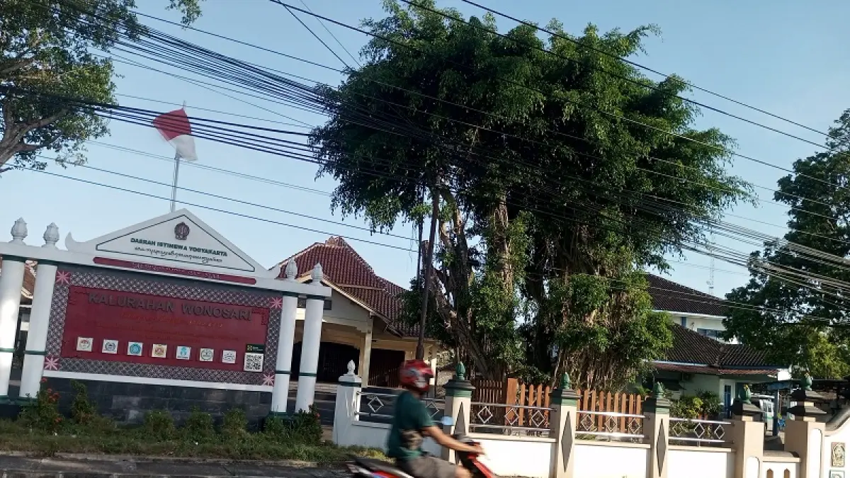Pengendara sepeda motor sedang melintas di depan Balai Kalurahan Wonosari. Yusuf Bastiar/Radar Jogja
