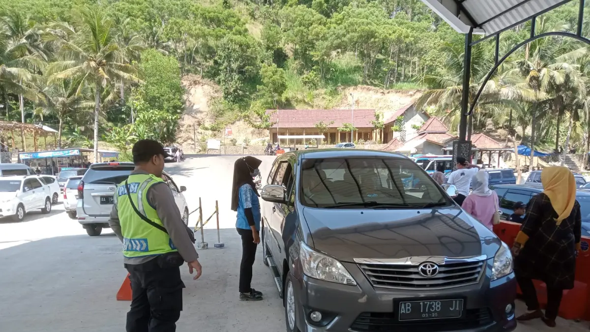 Personel Polres Kebumen disebar untuk pengamanan di lokasi wisata selama libur panjang pekan ini. (Dokumentasi Polres Kebumen)