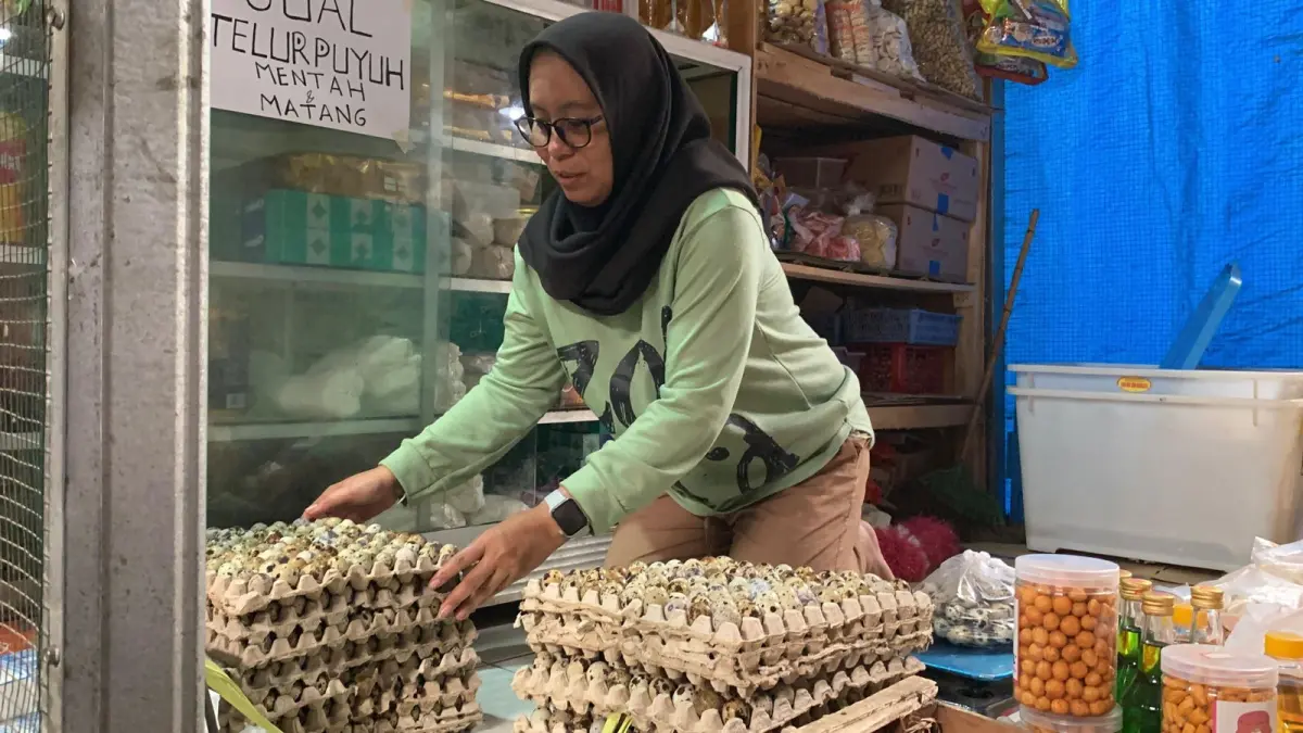 RAPI: Pedagang telur di Pasar Desa Sentolo menata dagangannya - ANOM BAGASKORO/RADAR JOGJA