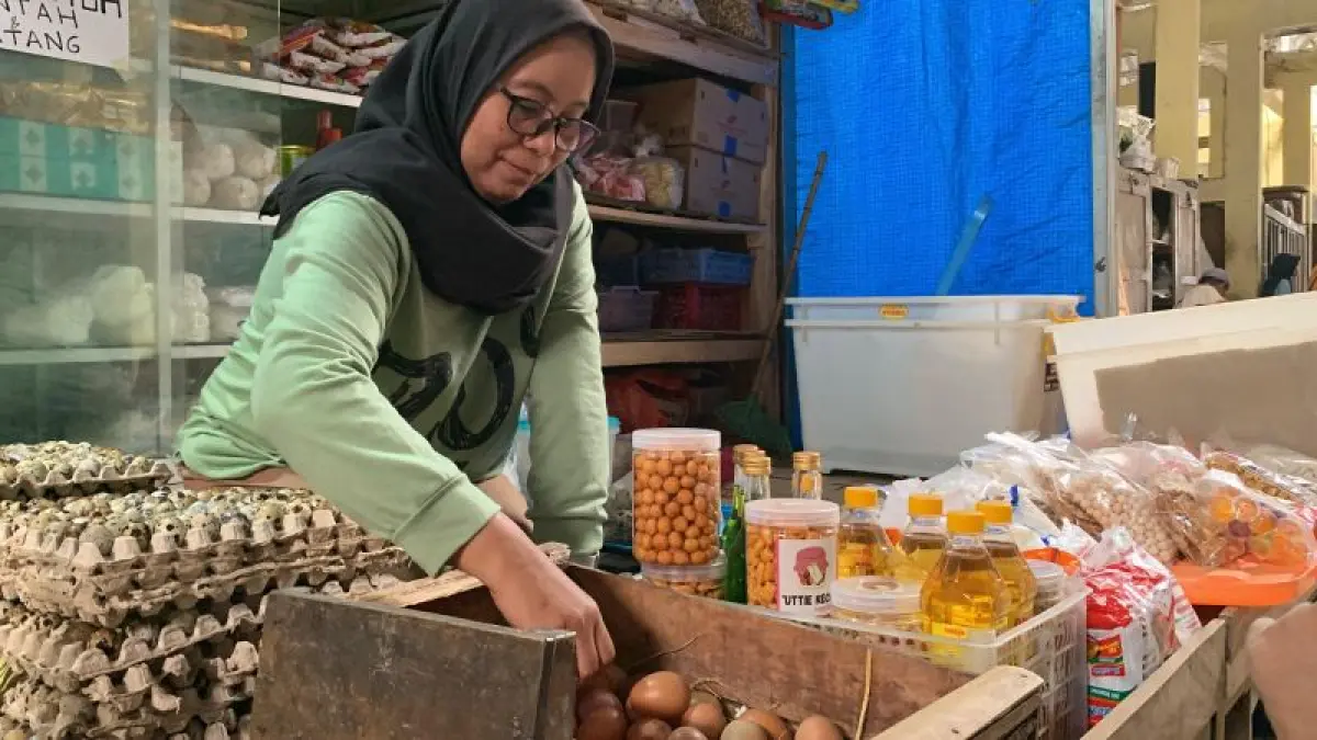 RAPI: Pedagang telur di Pasar Desa Sentolo menata dagangannya. (ANOM BAGASKORO/RADAR JOGJA)