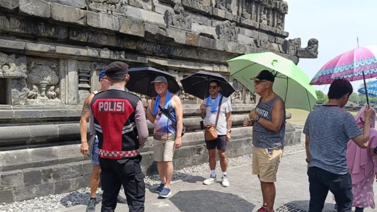 SAPA WISMAN: Unit Pengamanan Objek Vital (Pam Obvit) Sat Samapta Polresta Sleman saat patroli sambang di kawasan Candi Prambanan, Minggu (10/5).