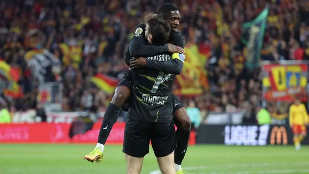 Selebrasi Khvicha Kvaratskhelia bersama Ousmane Dembele dalam kemenangan PSG atas Lens di Ligue 1.