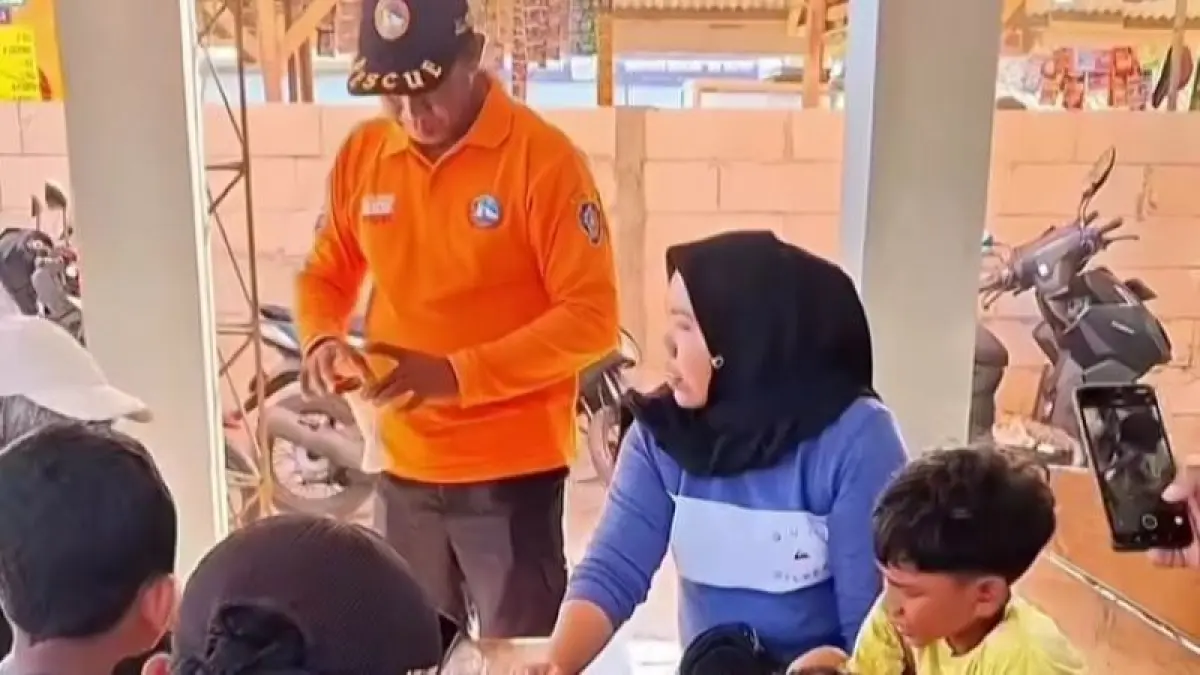 EVAKUASI: Petugas saat memberikan pertolongan kepada tiga wisatawan tersengat ubur-ubur di kawasan Pantai Sepanjang. (Dokumentasi SRI Wilayah II Baron)