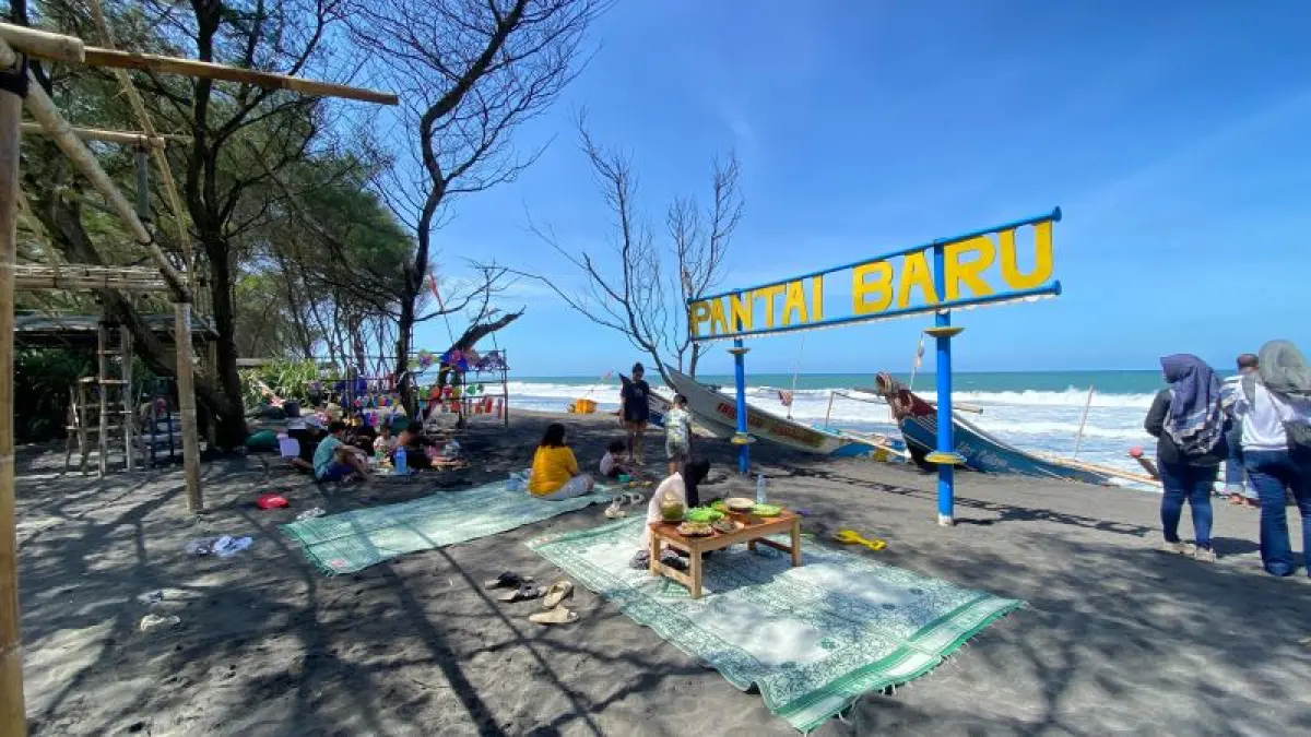 MOMENTUM: Para wisatawan memadati area Pantai Baru di kawasan pansela Bantul bagian barat Jumat (15/5). Kunjungan disebut naik karena pengunjung datang untuk mencicipi seafood.&nbsp;(Cintia Yuliani/Radar Jogja)