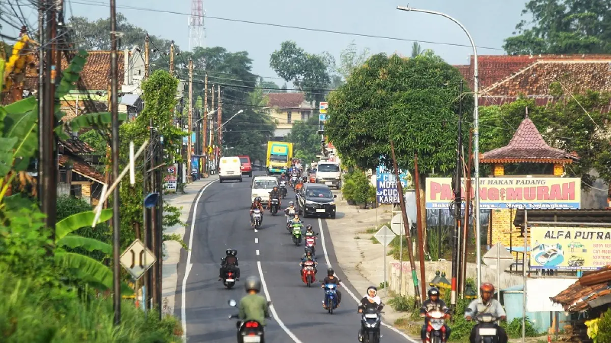 Pengguna jalan melintas di Jalan Godean, Sleman, saat cuaca panas, Jumat (15/5/2026). (Guntur Aga Tirtana/Radar Jogja)