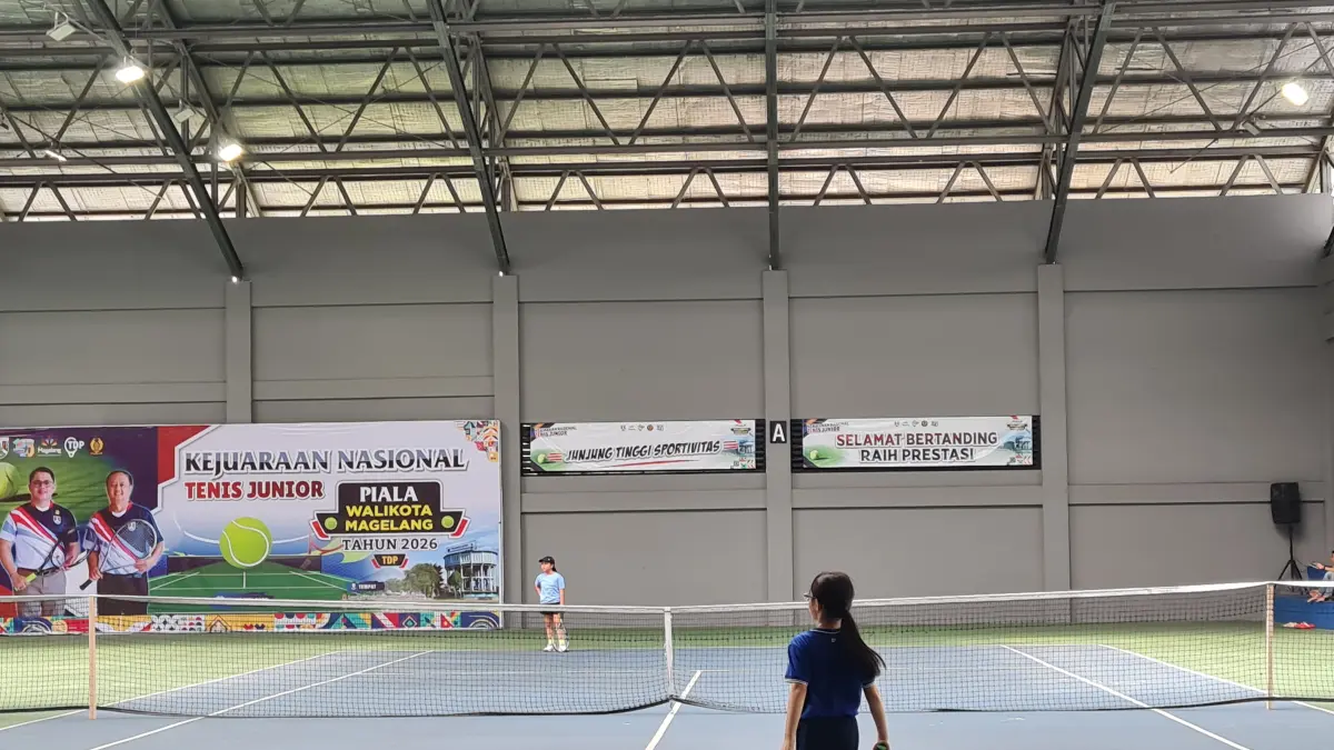 Peserta Kejurnas Tenis Junior Piala Wali Kota Magelang mulai unjuk gigi di Lapangan Tenis Indoor Moncer Serius, Jumat (15/5).