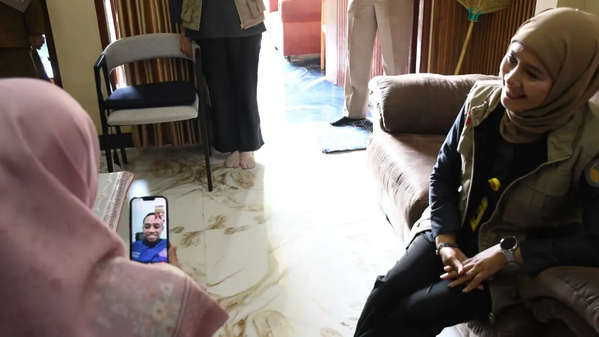 Petugas KPU Kabupaten Magelang melakukan video call dengan warga

&nbsp;
