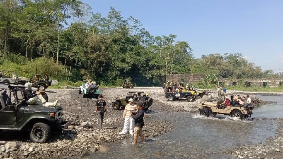 SERU: Wisatawan menikmati jip Merapi di Kabupaten Sleman. (Delima Purnamasari/Radar Jogja)