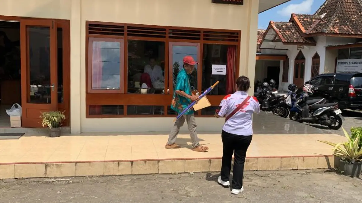 TAWARAN: Salah satu sales motor menawarkan produk ke warga terdampak Tol Jogja-YIA. (ANOM BAGASKORO/RADAR JOGJA)