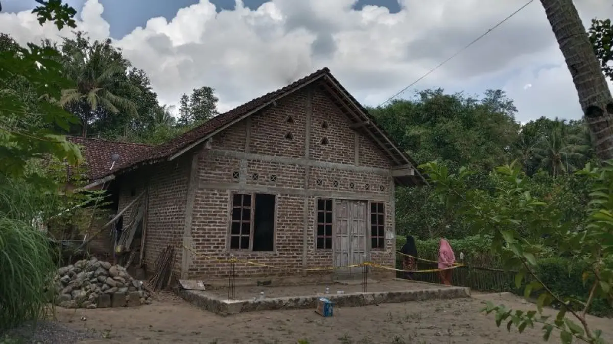 TKP: Kondisi rumah duka dan rumah PPPK yang ditemukan meninggal sudah digaris polisi di Topadan, Margoagung, Seyegan Jumat (15/5).&nbsp;(Delima Purnamasari/Radar Jogja)