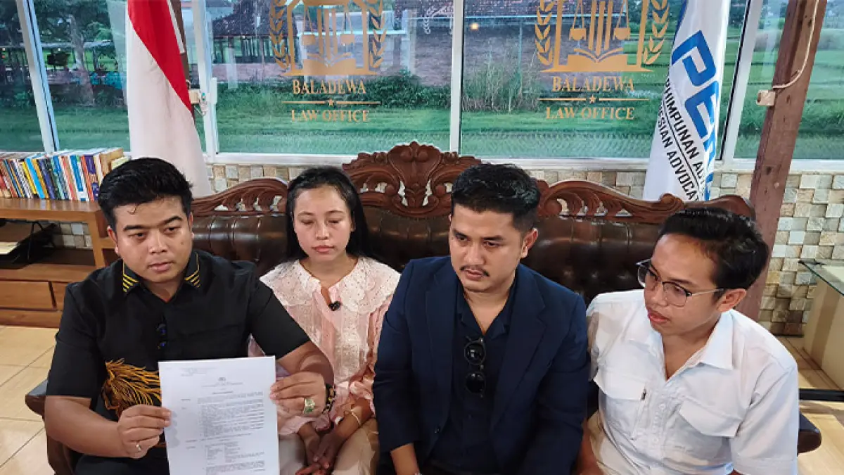CARI KEADILAN: Shinta Komala (tengah baju peach) ditemani oleh kuasa hukumnya saat memberikan keterangan pers terkait kasus yang menjeratnya, kemarin (16/5). (Fahmi Fahriza/Radar Jogja)