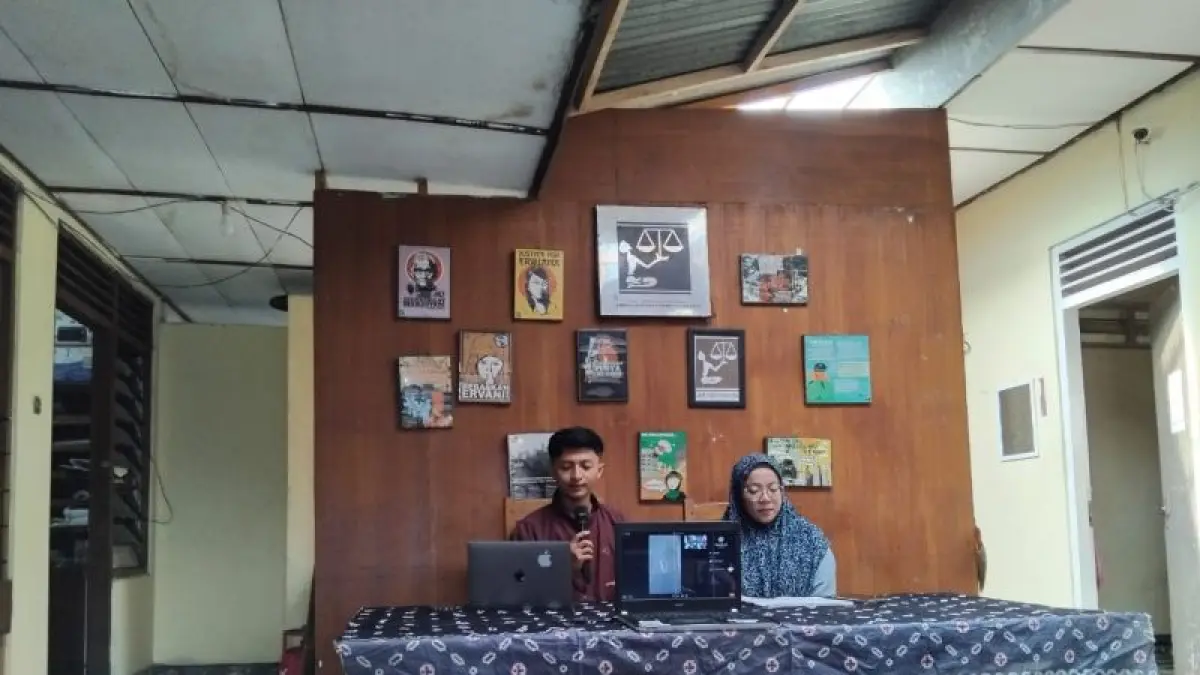 Perwakilan Advokad dari Jangkar Kharisma Wardatul Husnia saat konferensi pers yang berlangsung di Kantor LBH Jogja, Sabtu (16/5/2026). (Rizky Wahyu/Radar Jogja)