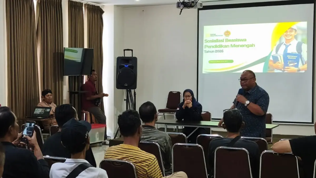 EDUKASI MASYARAKAT:&nbsp; Ketua Komisi D DPRD DIY RB. Dwi Wahyu Budiantoro terus mendorong siswa melanjutkan kuliah. Itu disampaikan Dwi saat sosialisasi beasiswa pendidikan menengah di Hotel Nagari Ngampilan, Jogja, pada Jumat (15/5). Fahmi Fahreza/Radar Jogja