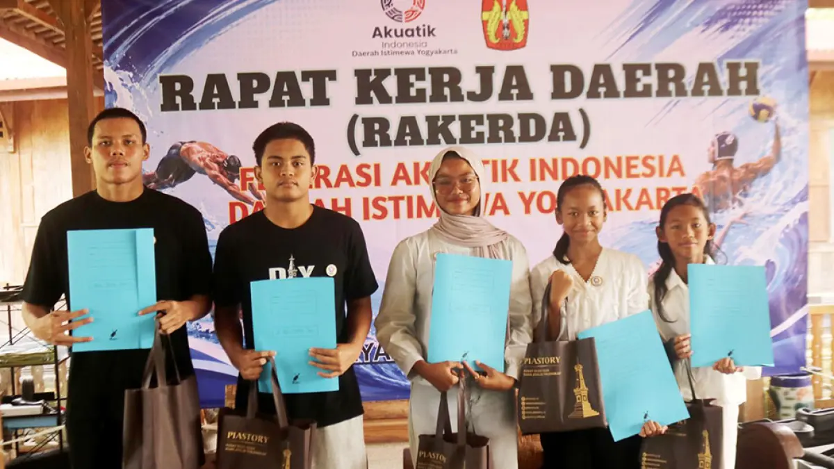Atlet akuatik DIJ Arya Adrean Putra Haryono dan para atlet lainnya saat menerima bonus. (Istimewa)