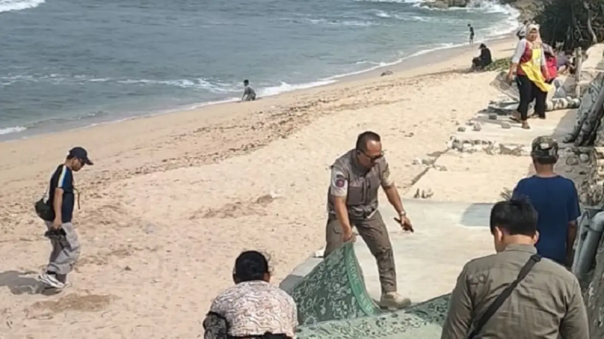 DITERTIBKAN: Petugas Satpol PP Gunungkidul melakukan penertiban tikar sewa dan pedagang mainan yang menggelar usahanya di area sepadan pantai. Dokumentasi/Satpol PP Gunungkidul