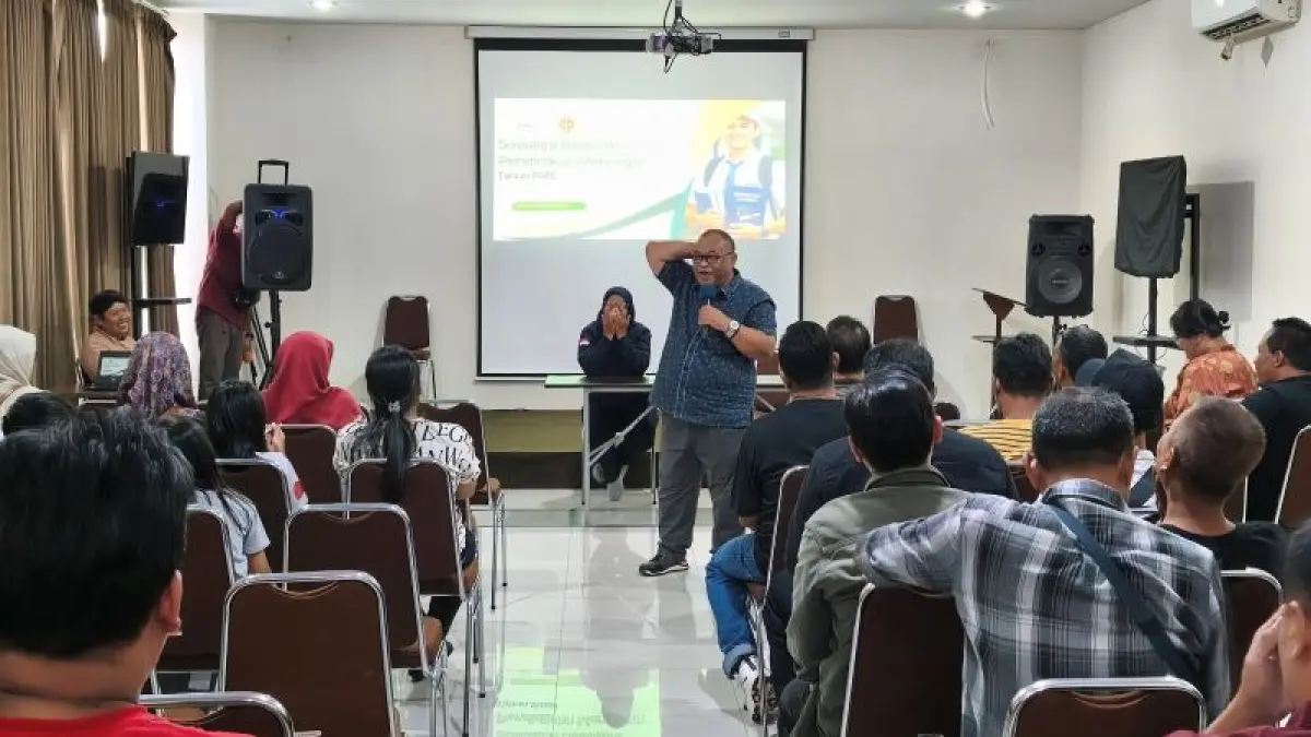 EDUKASI MASYARAKAT: &nbsp;Ketua Komisi D DPRD DIY RB. Dwi Wahyu Budiantoro terus mendorong siswa melanjutkan kuliah. Itu disampaikan Dwi saat sosialisasi beasiswa pendidikan menengah di Hotel Nagari Ngampilan, Jogja, pada Jumat (15/5). (Fahmi Fahriza/Radar Jogja)