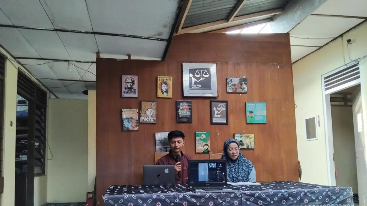 Perwakilan Advokad dari Jangkar Kharisma Wardatul Husnia saat konferensi pers yang berlangsung di Kantor LBH Jogja, Sabtu (16/5)-  Rizky Wahyu/Radar Jogja&nbsp;