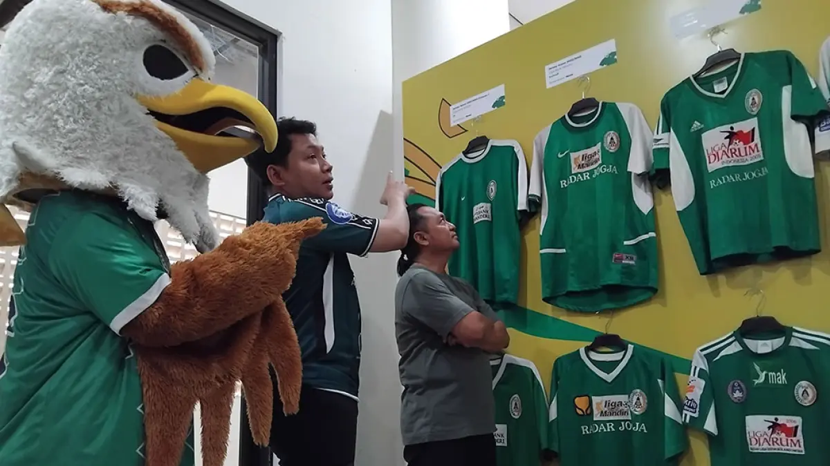 RADAR JOGJA JADI SPONSOR UTAMA: Direktur PSS Sleman Yoni Arseto saat berkeliling di dalam Mini Museum 50 Tahun PSS Sleman, di kawasan MagIS. (Rizky Wahyu/Radar Jogja)