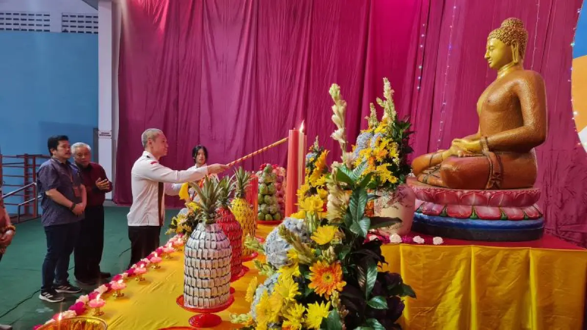 RITUAL KEAGAMAAN: Penyalaan lilin panca warna di aula TITD Liong Hok Bio Magelang untuk menyambut perayaan Tri Suci Waisak, Sabtu malam (16/5). (NAILA NIHAYAH/RADAR JOGJA)